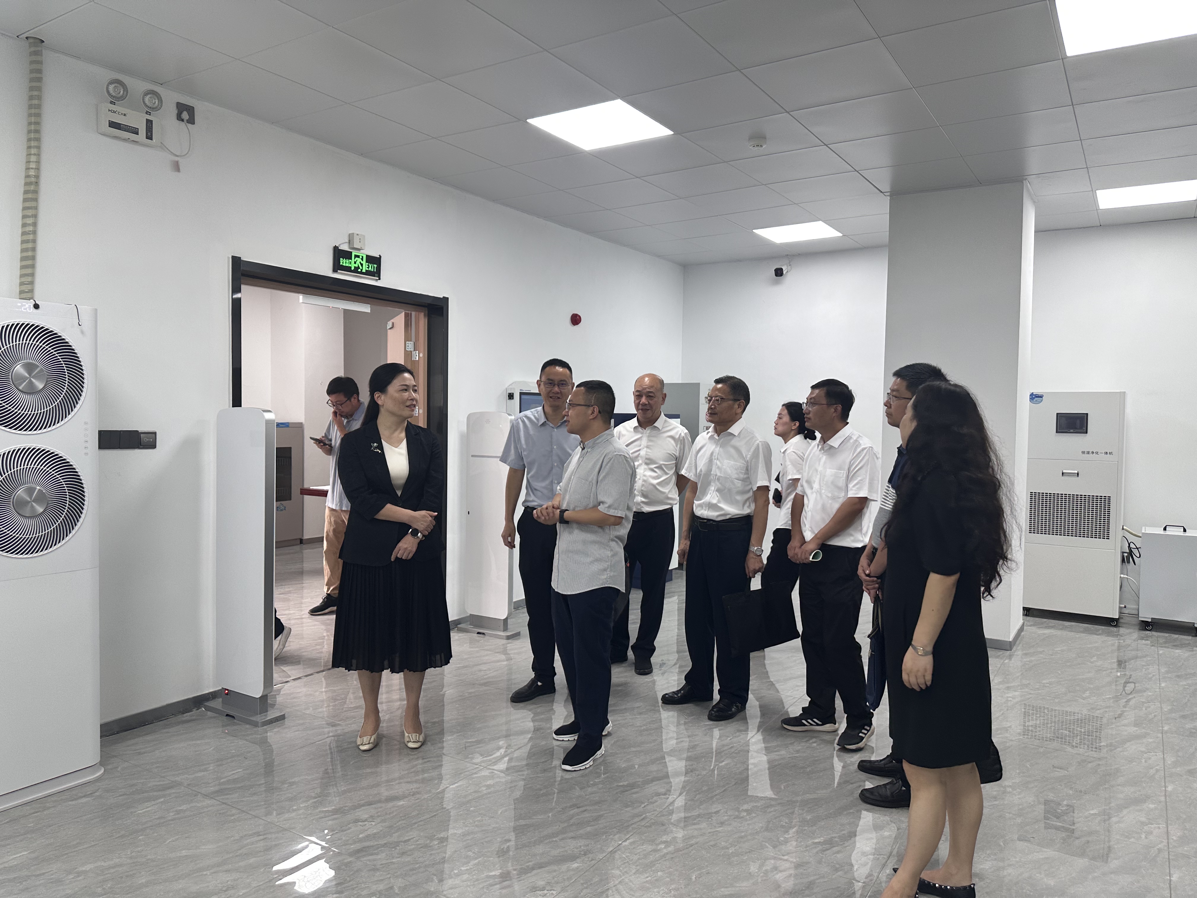 省档案馆副馆长丰玉霞（左一）一行在鄂州市烟草局参观档案库房.jpg